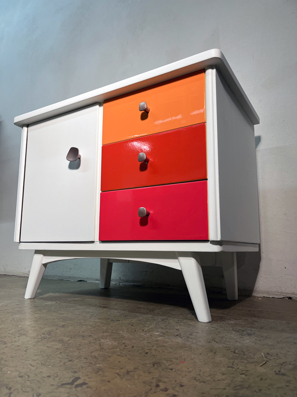 nachttischli_weiss_orange_1